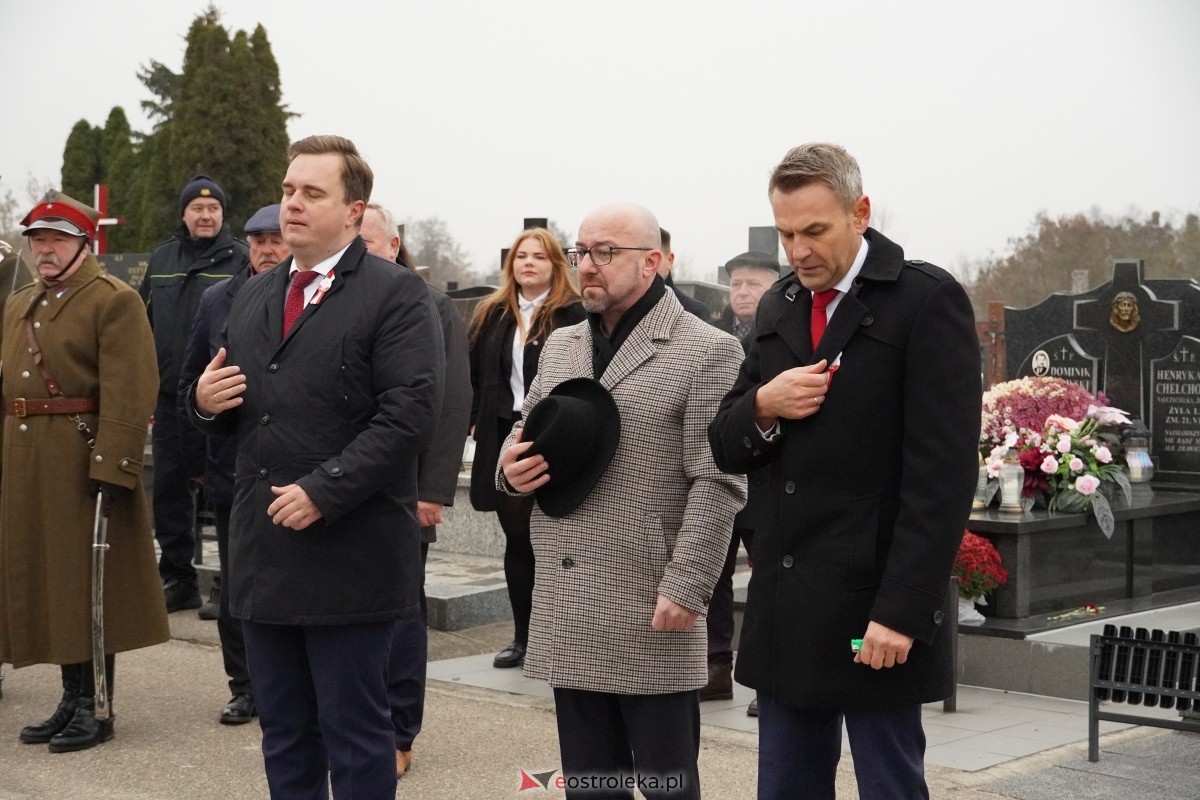 Święto Niepodległości w Ostrołęce - uroczystości na cmentarzu parafialnym [11.11.2024] - zdjęcie #2 - eOstroleka.pl