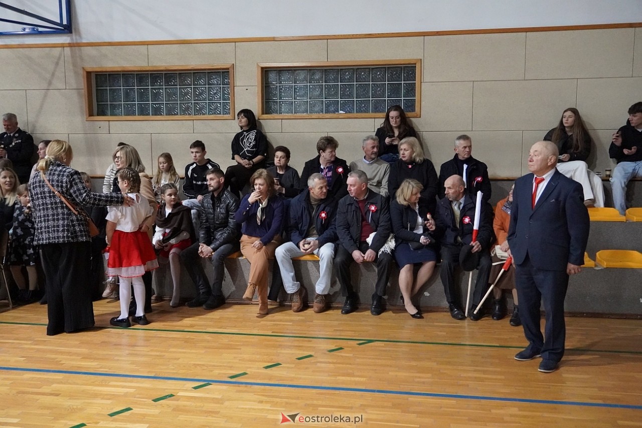 Koncert Białe Róże dla Niepodległej w Olszewie-Borkach [11.11.2024] - zdjęcie #45 - eOstroleka.pl