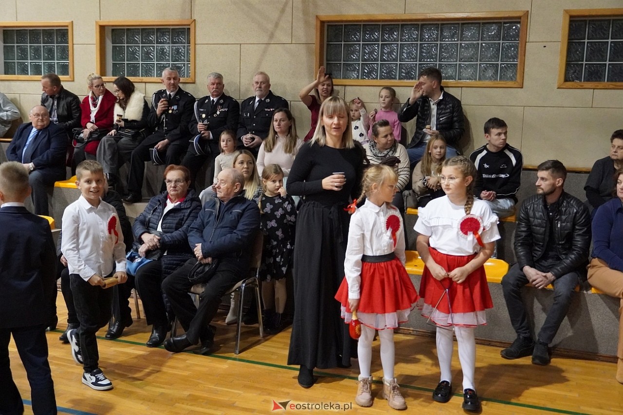 Koncert Białe Róże dla Niepodległej w Olszewie-Borkach [11.11.2024] - zdjęcie #32 - eOstroleka.pl