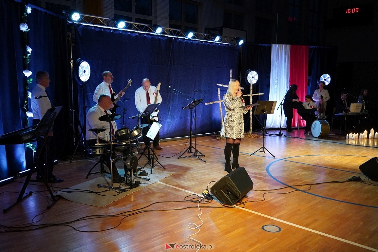 Koncert Białe Róże dla Niepodległej w Olszewie-Borkach [11.11.2024] - zdjęcie #24 - eOstroleka.pl