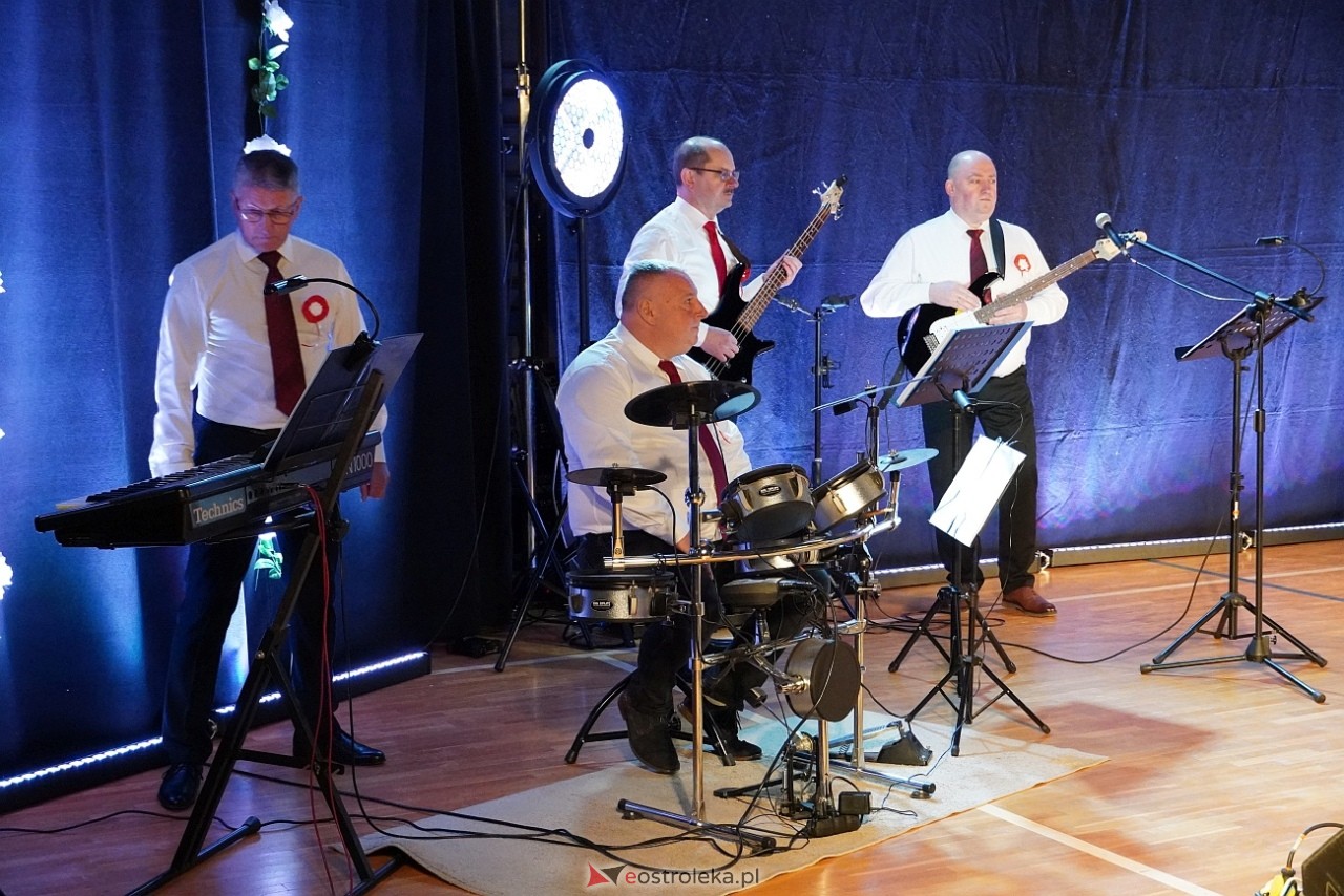 Koncert Białe Róże dla Niepodległej w Olszewie-Borkach [11.11.2024] - zdjęcie #21 - eOstroleka.pl