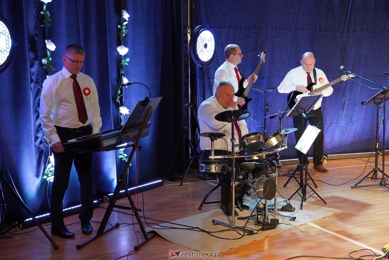 Koncert Białe Róże dla Niepodległej w Olszewie-Borkach [11.11.2024] - zdjęcie #20 - eOstroleka.pl