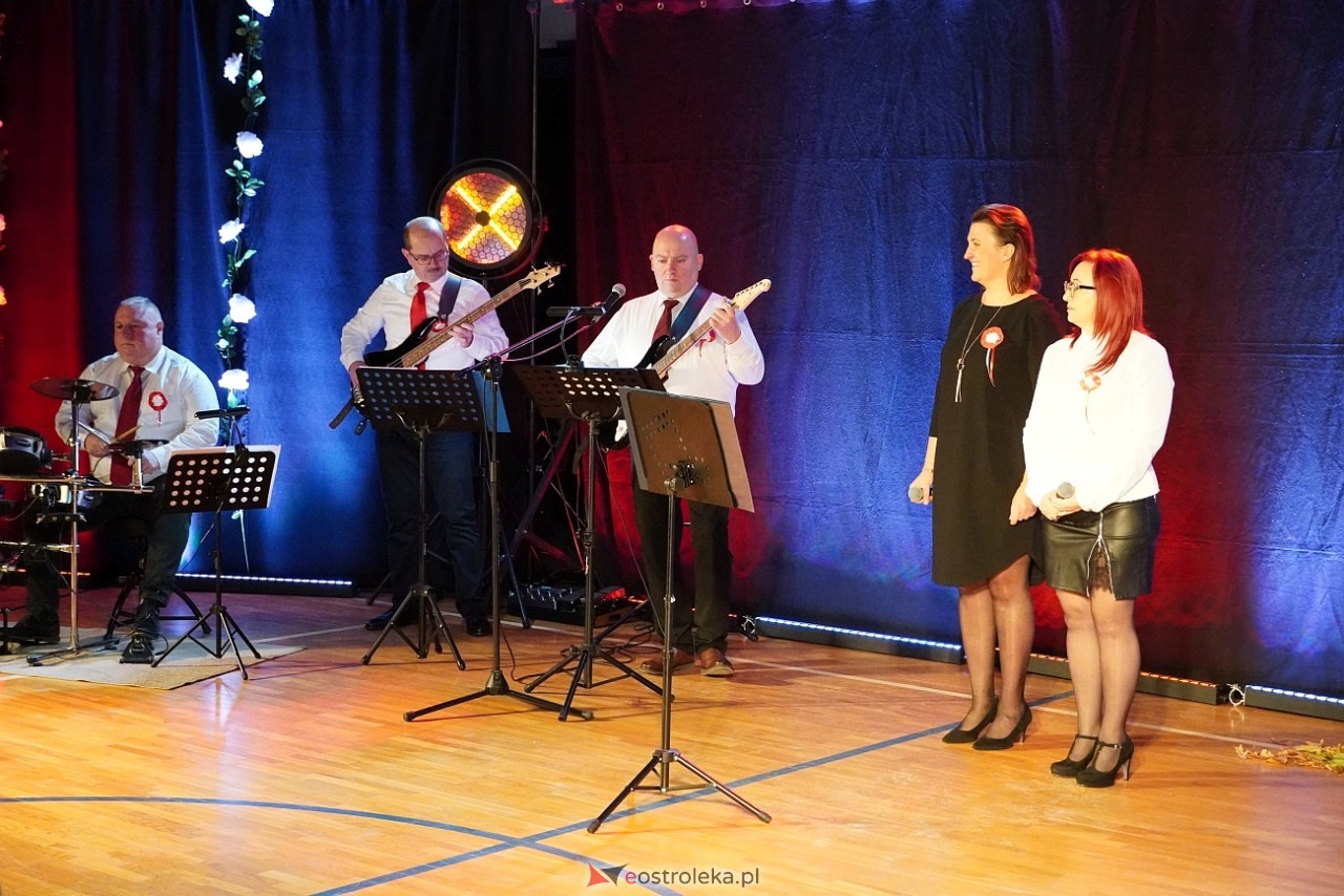 Koncert Białe Róże dla Niepodległej w Olszewie-Borkach [11.11.2024] - zdjęcie #16 - eOstroleka.pl