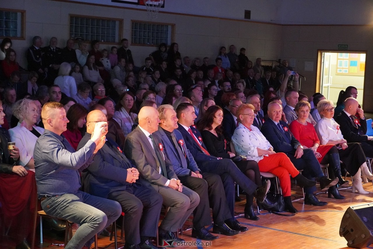 Koncert Białe Róże dla Niepodległej w Olszewie-Borkach [11.11.2024] - zdjęcie #13 - eOstroleka.pl