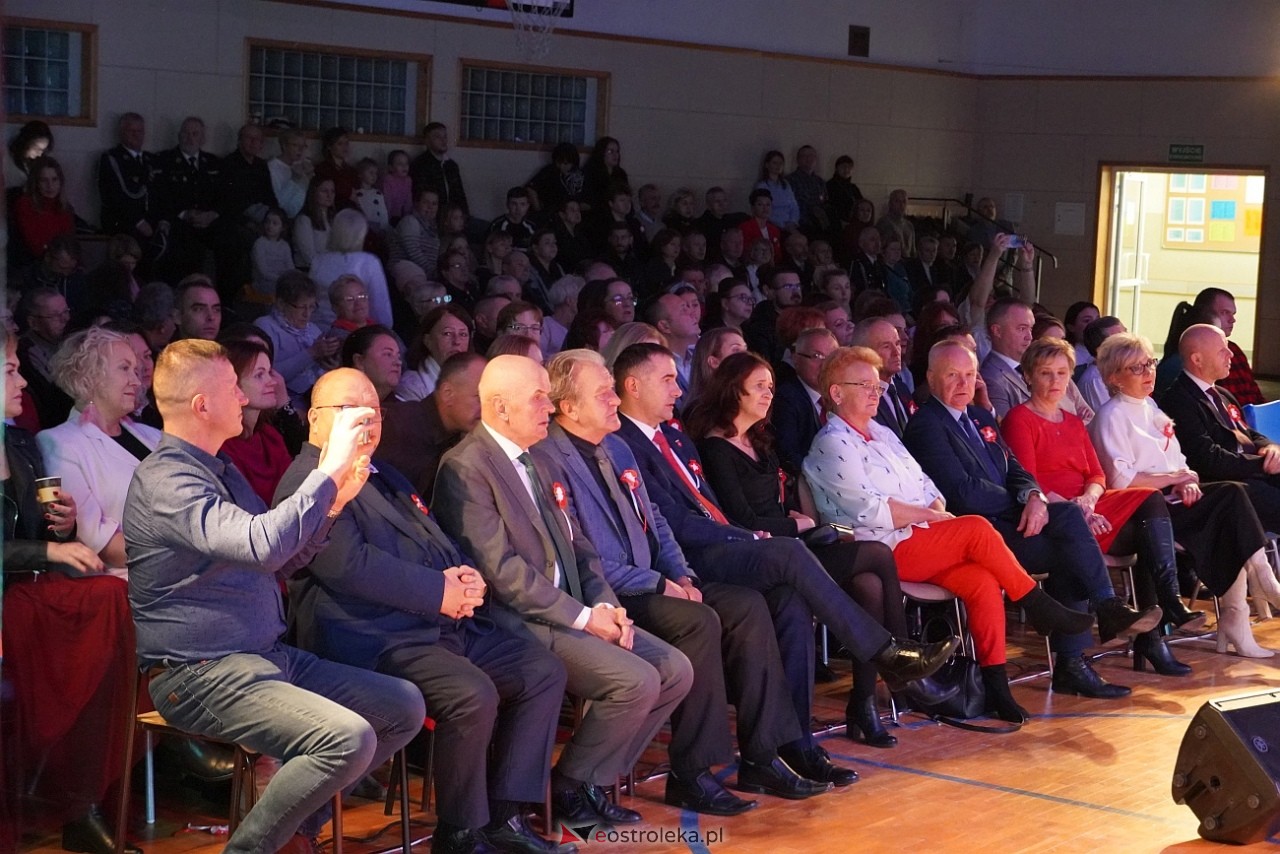 Koncert Białe Róże dla Niepodległej w Olszewie-Borkach [11.11.2024] - zdjęcie #12 - eOstroleka.pl