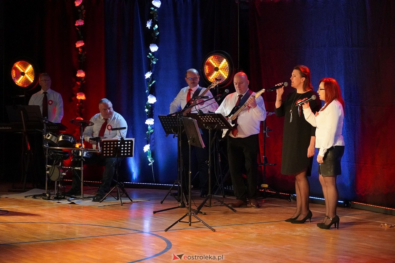 Koncert Białe Róże dla Niepodległej w Olszewie-Borkach [11.11.2024] - zdjęcie #9 - eOstroleka.pl