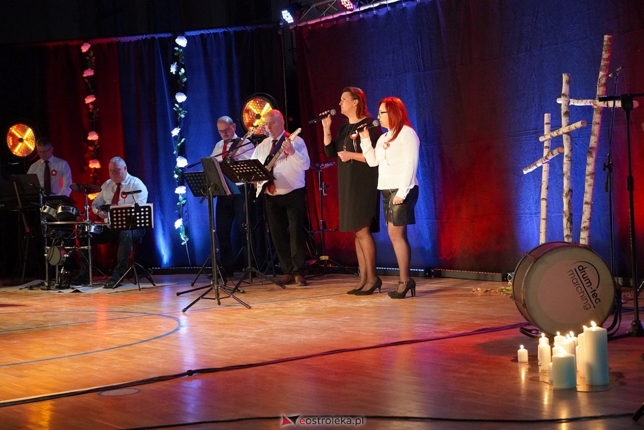 Koncert Białe Róże dla Niepodległej w Olszewie-Borkach [11.11.2024] - zdjęcie #8 - eOstroleka.pl