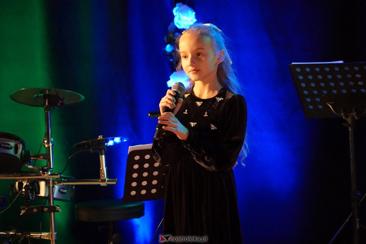 Koncert Białe Róże dla Niepodległej w Olszewie-Borkach [11.11.2024] - zdjęcie #6 - eOstroleka.pl