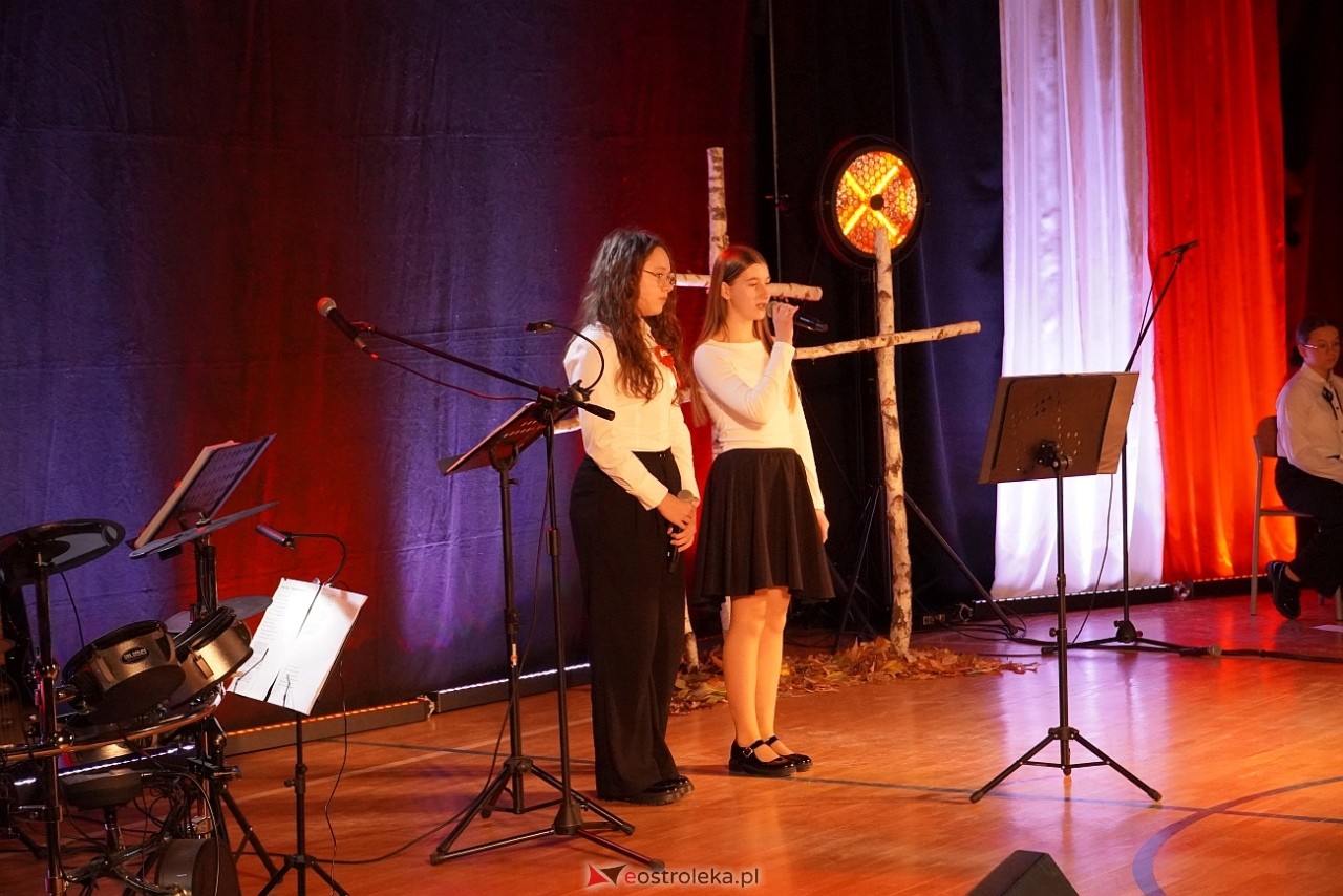 Koncert Białe Róże dla Niepodległej w Olszewie-Borkach [11.11.2024] - zdjęcie #1 - eOstroleka.pl