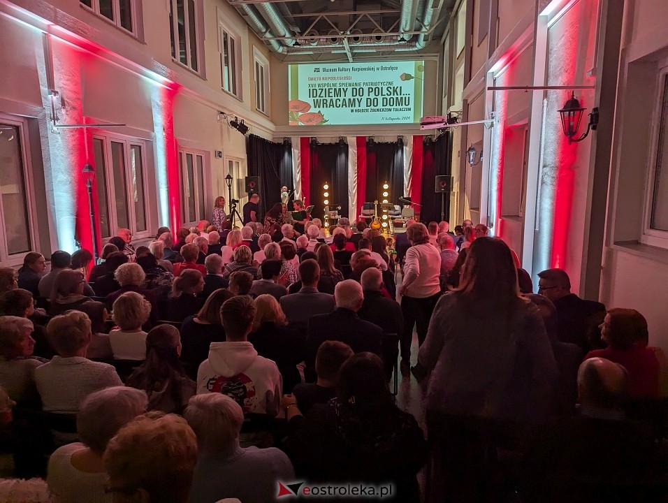 Wspólne śpiewanie pieśni patriotycznych w Muzeum Kultury Kurpiowskiej [11.11.2024] - zdjęcie #25 - eOstroleka.pl