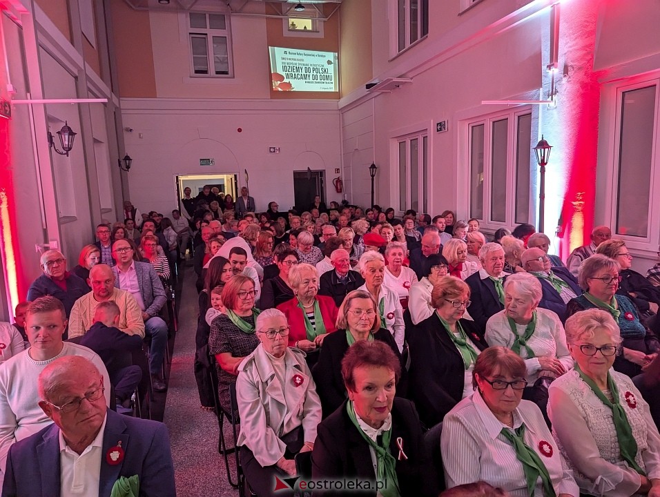 Wspólne śpiewanie pieśni patriotycznych w Muzeum Kultury Kurpiowskiej [11.11.2024] - zdjęcie #24 - eOstroleka.pl