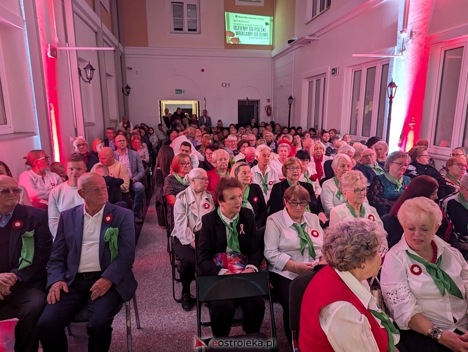 Wspólne śpiewanie pieśni patriotycznych w Muzeum Kultury Kurpiowskiej [11.11.2024] - zdjęcie #23 - eOstroleka.pl