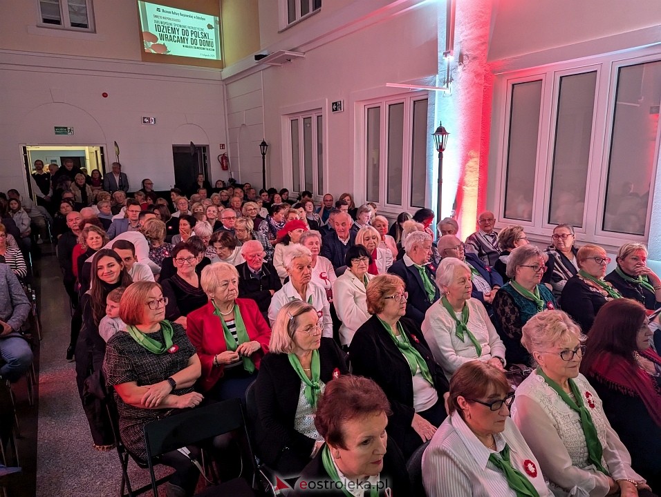 Wspólne śpiewanie pieśni patriotycznych w Muzeum Kultury Kurpiowskiej [11.11.2024] - zdjęcie #22 - eOstroleka.pl