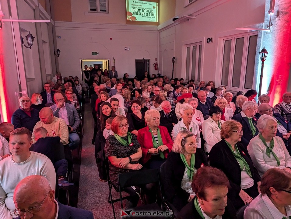 Wspólne śpiewanie pieśni patriotycznych w Muzeum Kultury Kurpiowskiej [11.11.2024] - zdjęcie #21 - eOstroleka.pl