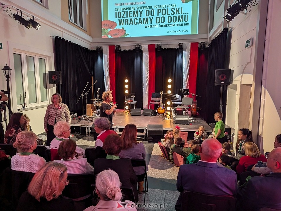 Wspólne śpiewanie pieśni patriotycznych w Muzeum Kultury Kurpiowskiej [11.11.2024] - zdjęcie #20 - eOstroleka.pl