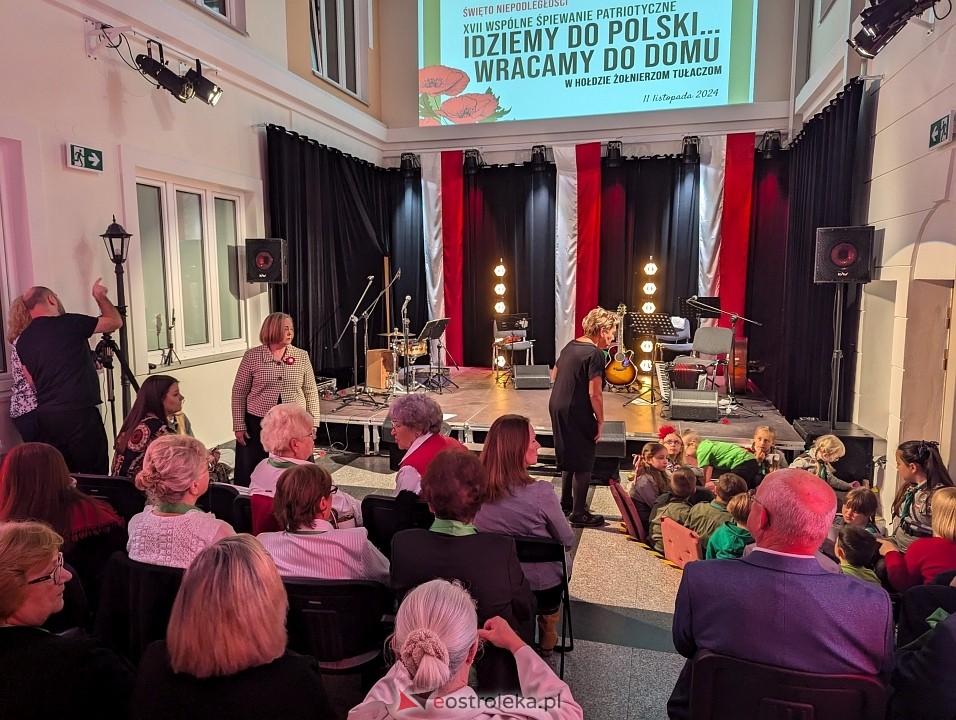 Wspólne śpiewanie pieśni patriotycznych w Muzeum Kultury Kurpiowskiej [11.11.2024] - zdjęcie #19 - eOstroleka.pl