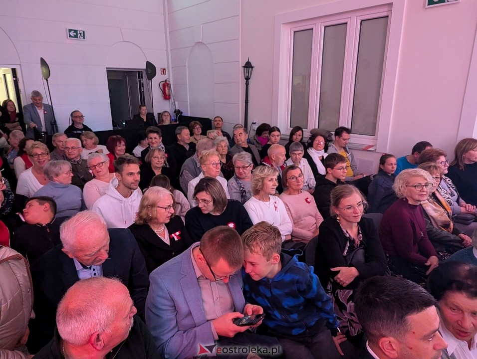 Wspólne śpiewanie pieśni patriotycznych w Muzeum Kultury Kurpiowskiej [11.11.2024] - zdjęcie #18 - eOstroleka.pl