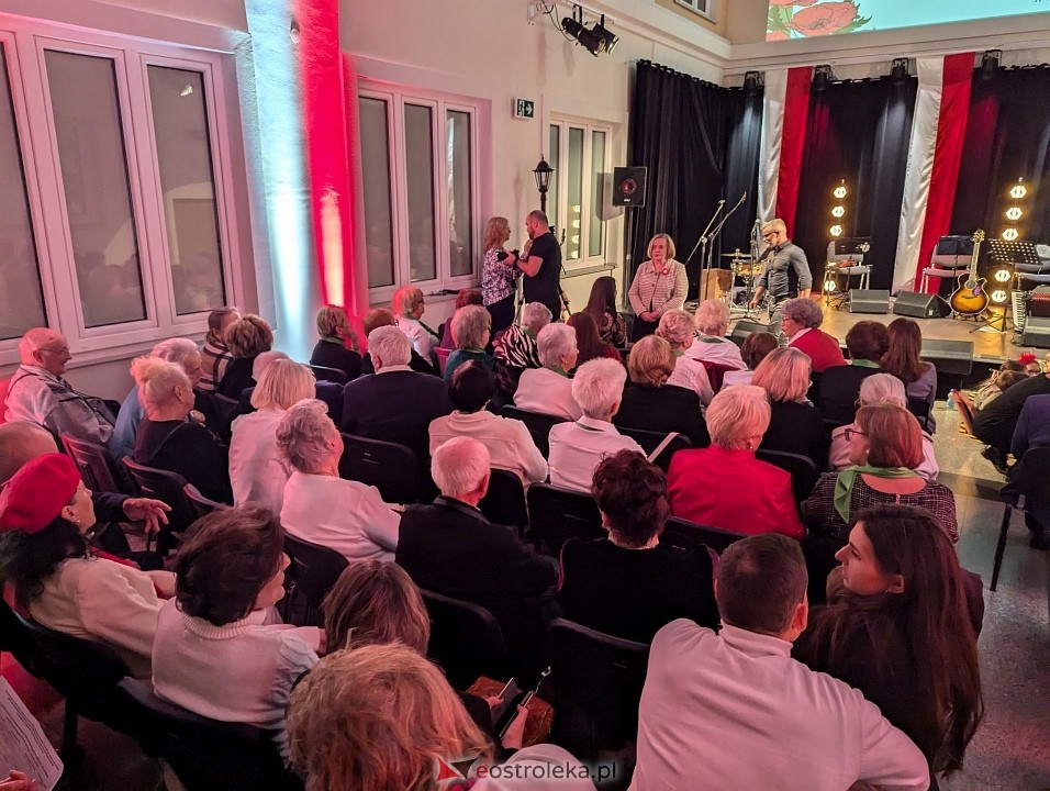 Wspólne śpiewanie pieśni patriotycznych w Muzeum Kultury Kurpiowskiej [11.11.2024] - zdjęcie #17 - eOstroleka.pl