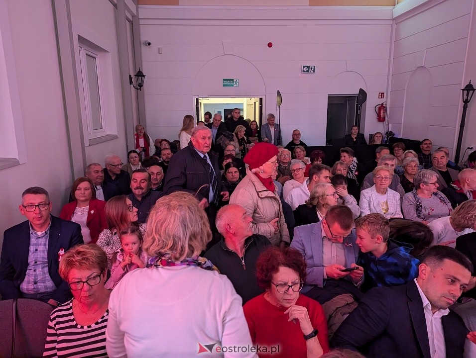 Wspólne śpiewanie pieśni patriotycznych w Muzeum Kultury Kurpiowskiej [11.11.2024] - zdjęcie #16 - eOstroleka.pl