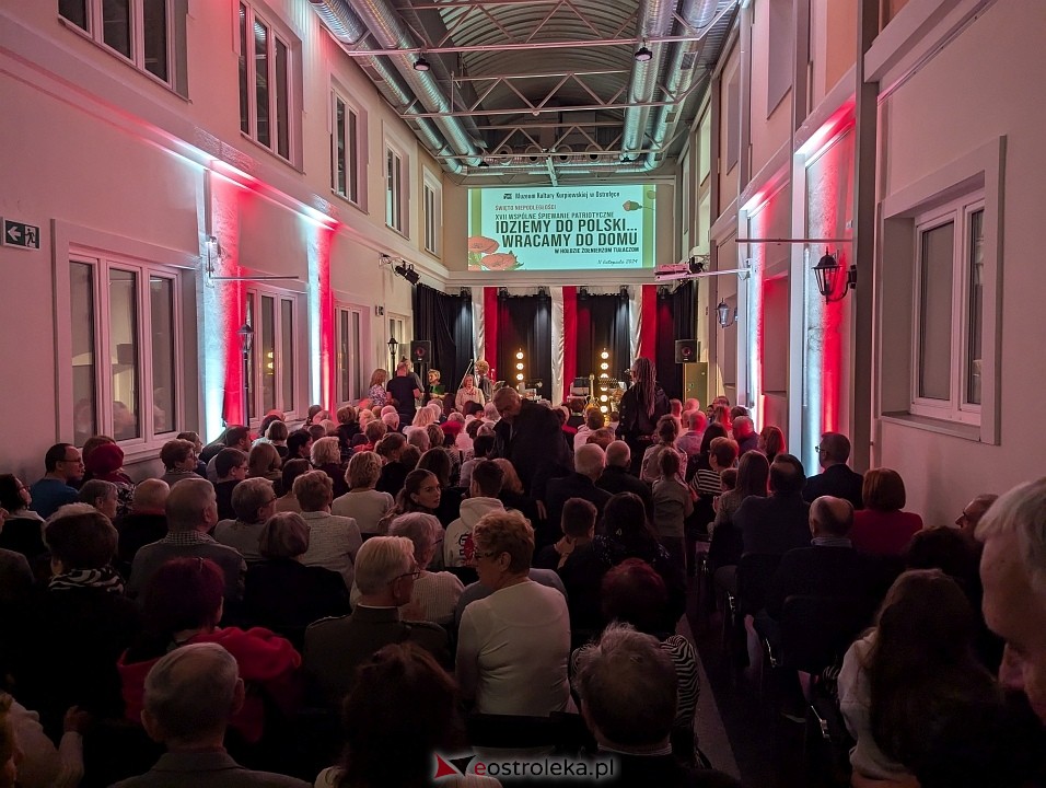 Wspólne śpiewanie pieśni patriotycznych w Muzeum Kultury Kurpiowskiej [11.11.2024] - zdjęcie #15 - eOstroleka.pl