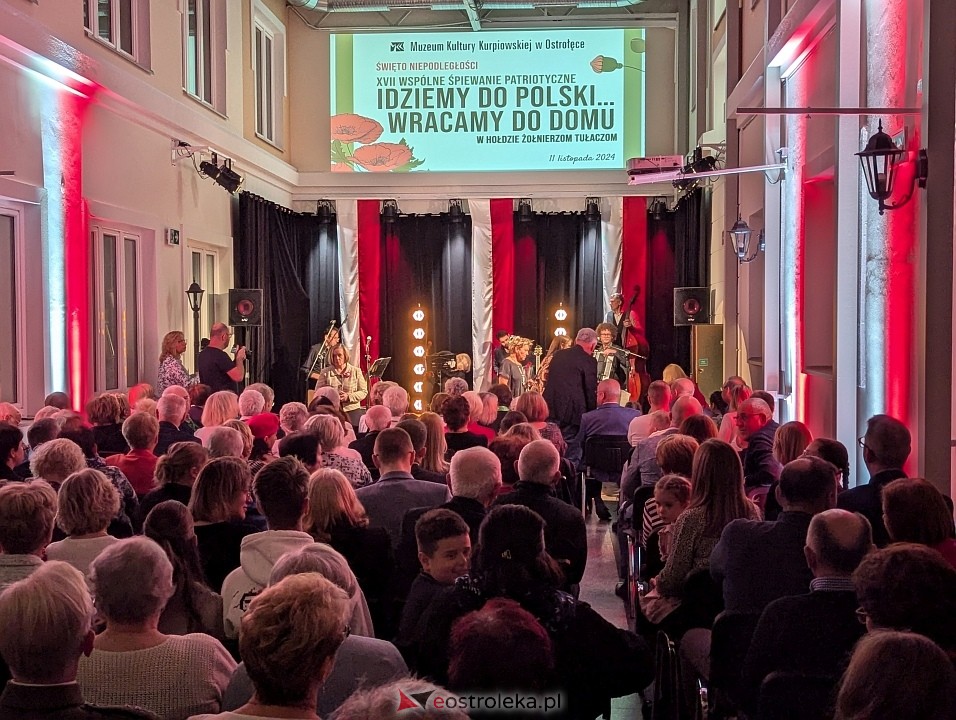 Wspólne śpiewanie pieśni patriotycznych w Muzeum Kultury Kurpiowskiej [11.11.2024] - zdjęcie #14 - eOstroleka.pl