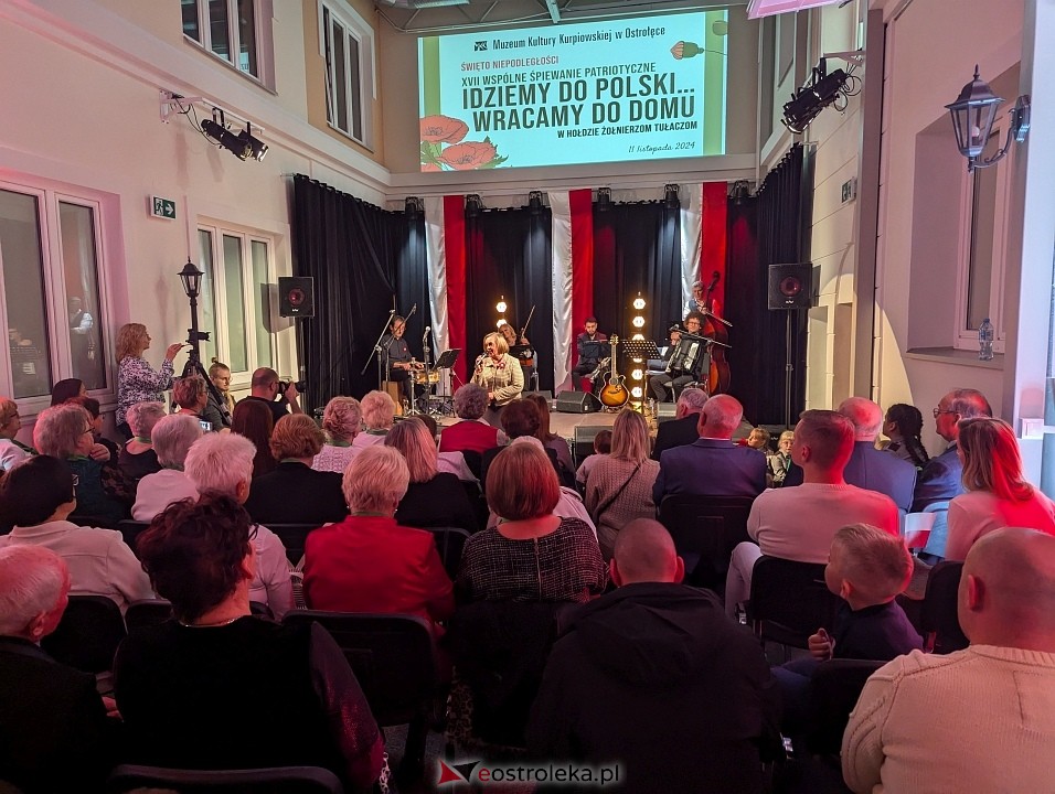 Wspólne śpiewanie pieśni patriotycznych w Muzeum Kultury Kurpiowskiej [11.11.2024] - zdjęcie #13 - eOstroleka.pl