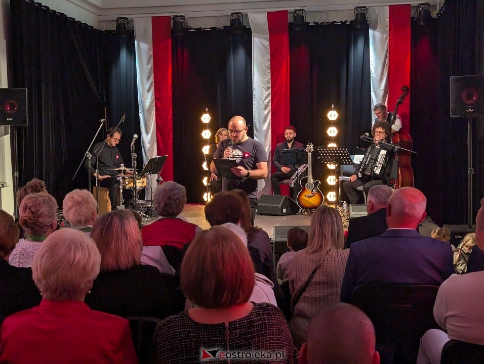 Wspólne śpiewanie pieśni patriotycznych w Muzeum Kultury Kurpiowskiej [11.11.2024] - zdjęcie #12 - eOstroleka.pl