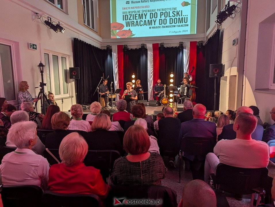 Wspólne śpiewanie pieśni patriotycznych w Muzeum Kultury Kurpiowskiej [11.11.2024] - zdjęcie #11 - eOstroleka.pl