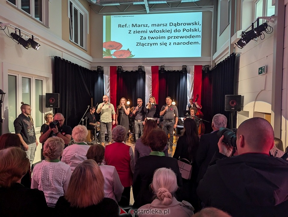 Wspólne śpiewanie pieśni patriotycznych w Muzeum Kultury Kurpiowskiej [11.11.2024] - zdjęcie #10 - eOstroleka.pl