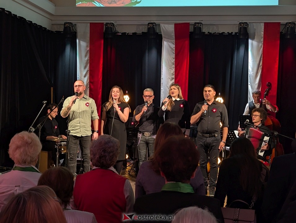 Wspólne śpiewanie pieśni patriotycznych w Muzeum Kultury Kurpiowskiej [11.11.2024] - zdjęcie #9 - eOstroleka.pl