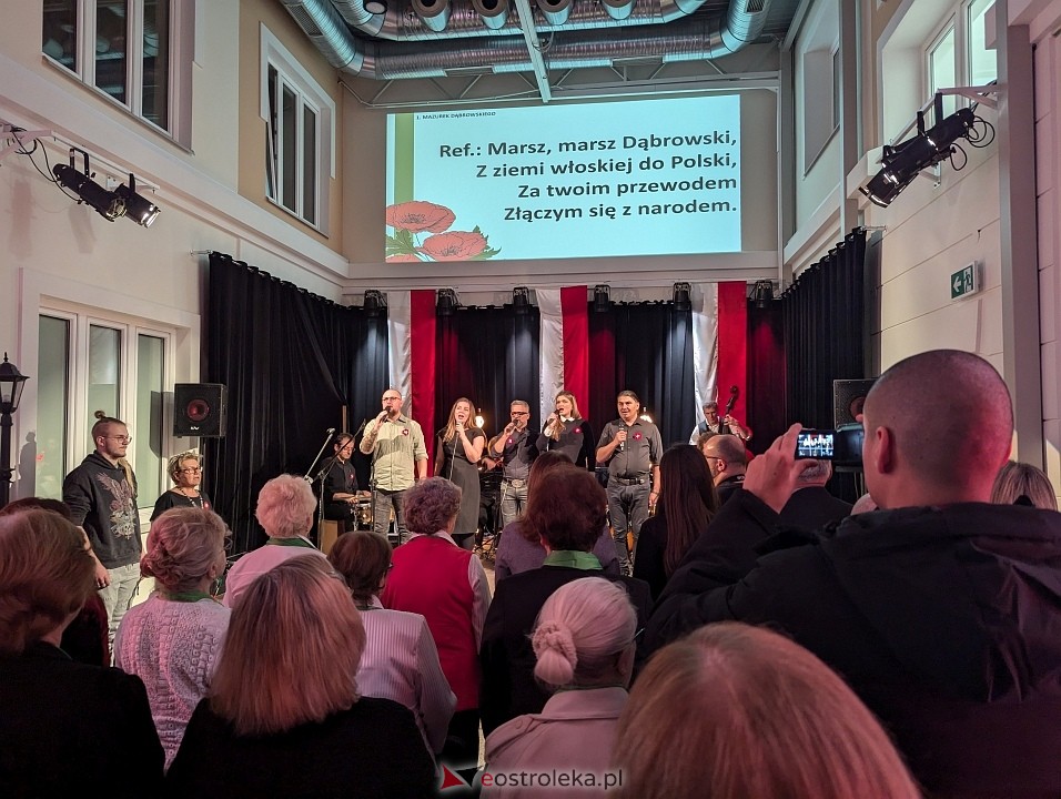 Wspólne śpiewanie pieśni patriotycznych w Muzeum Kultury Kurpiowskiej [11.11.2024] - zdjęcie #8 - eOstroleka.pl