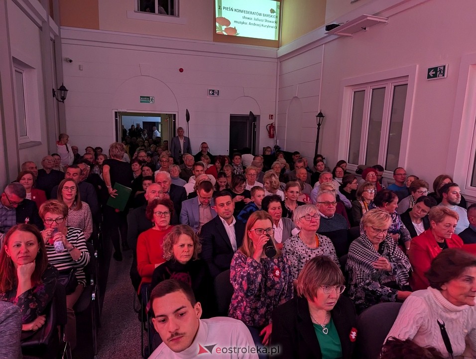 Wspólne śpiewanie pieśni patriotycznych w Muzeum Kultury Kurpiowskiej [11.11.2024] - zdjęcie #7 - eOstroleka.pl