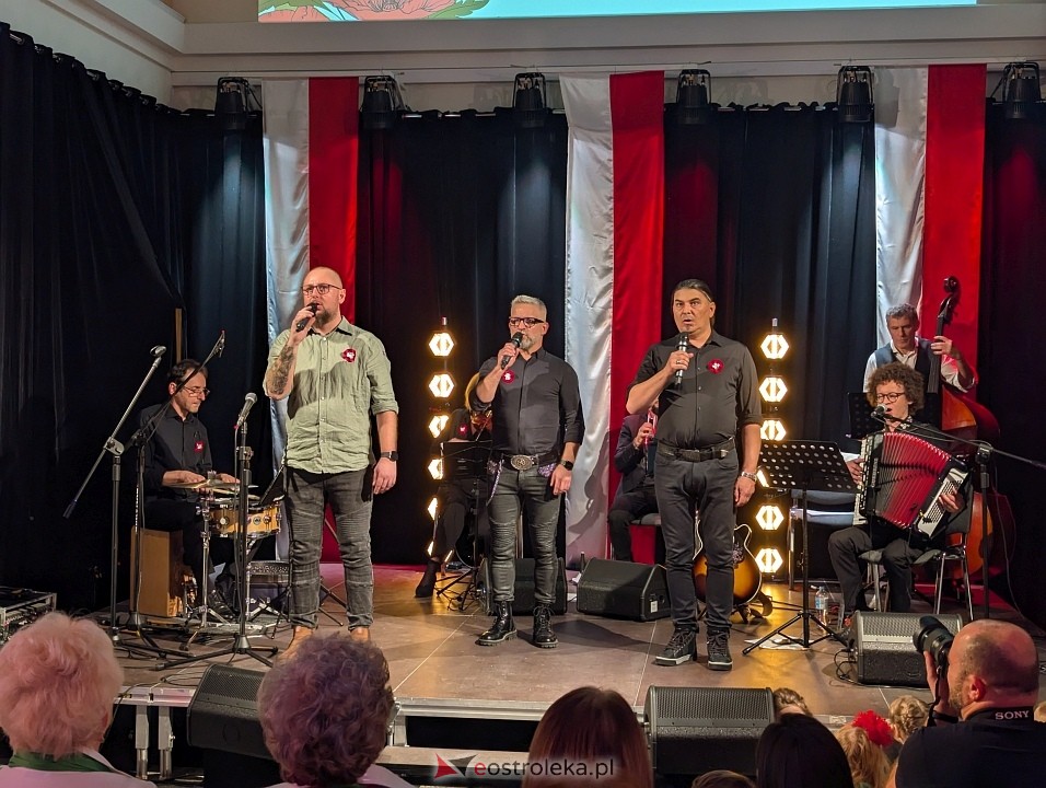Wspólne śpiewanie pieśni patriotycznych w Muzeum Kultury Kurpiowskiej [11.11.2024] - zdjęcie #6 - eOstroleka.pl
