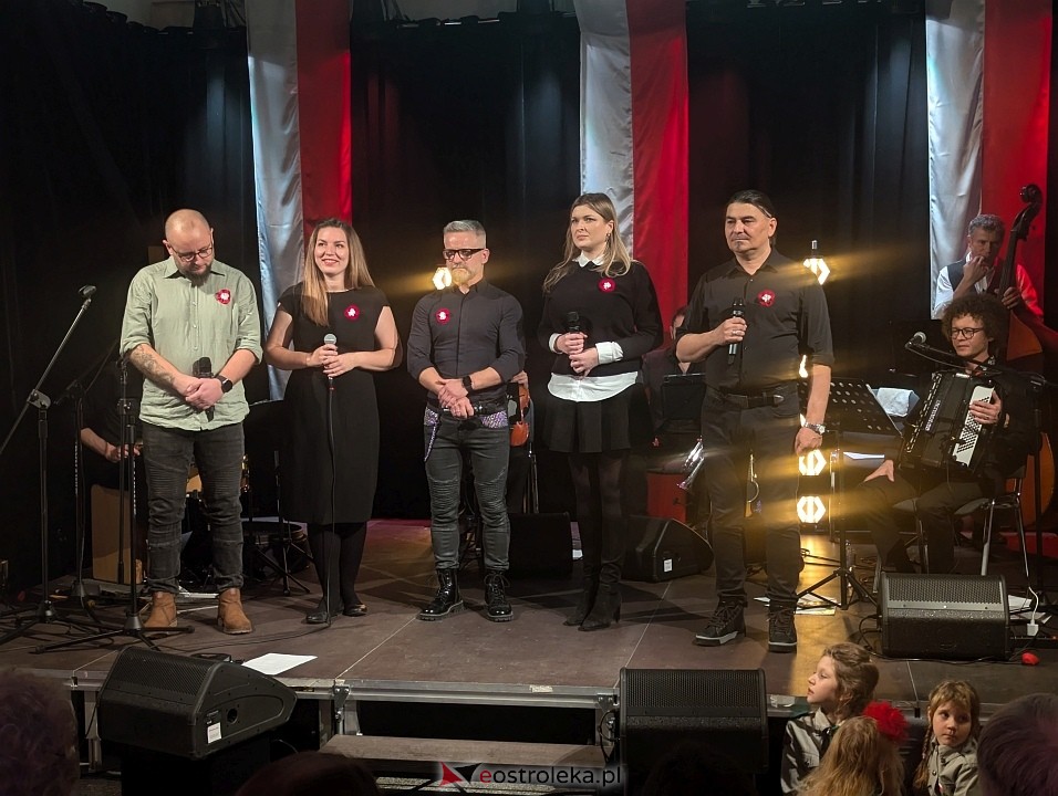Wspólne śpiewanie pieśni patriotycznych w Muzeum Kultury Kurpiowskiej [11.11.2024] - zdjęcie #4 - eOstroleka.pl