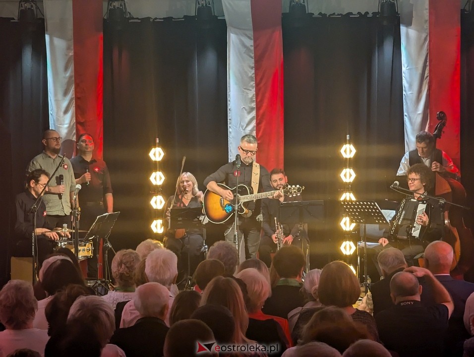 Wspólne śpiewanie pieśni patriotycznych w Muzeum Kultury Kurpiowskiej [11.11.2024] - zdjęcie #2 - eOstroleka.pl