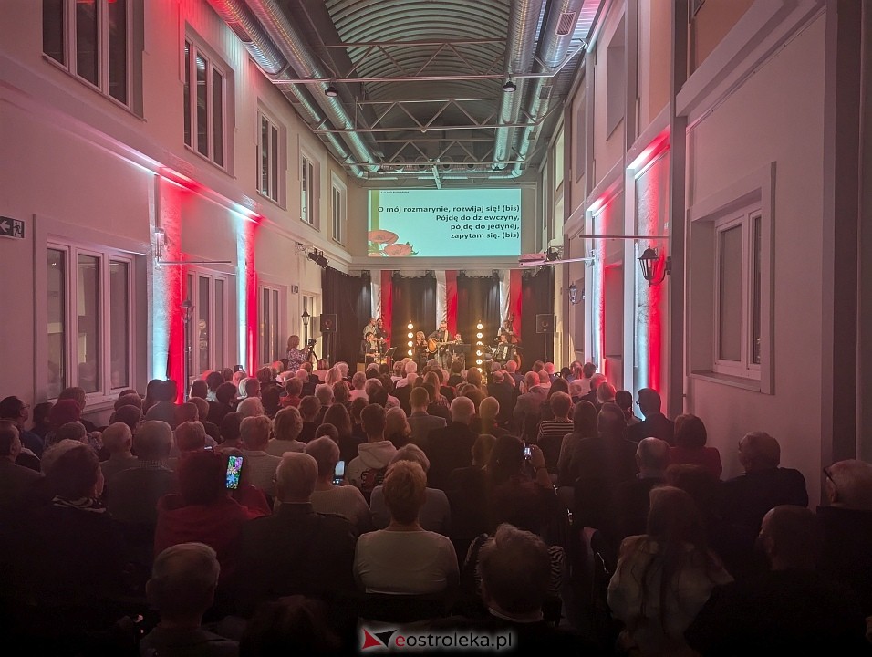 Wspólne śpiewanie pieśni patriotycznych w Muzeum Kultury Kurpiowskiej [11.11.2024] - zdjęcie #1 - eOstroleka.pl