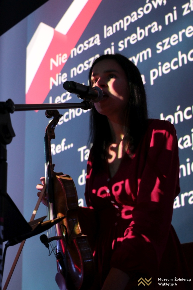 Koncert W hołdzie dla Niepodległej w Muzeum Żołnierzy Wyklętych [11.11.2024] - zdjęcie #13 - eOstroleka.pl
