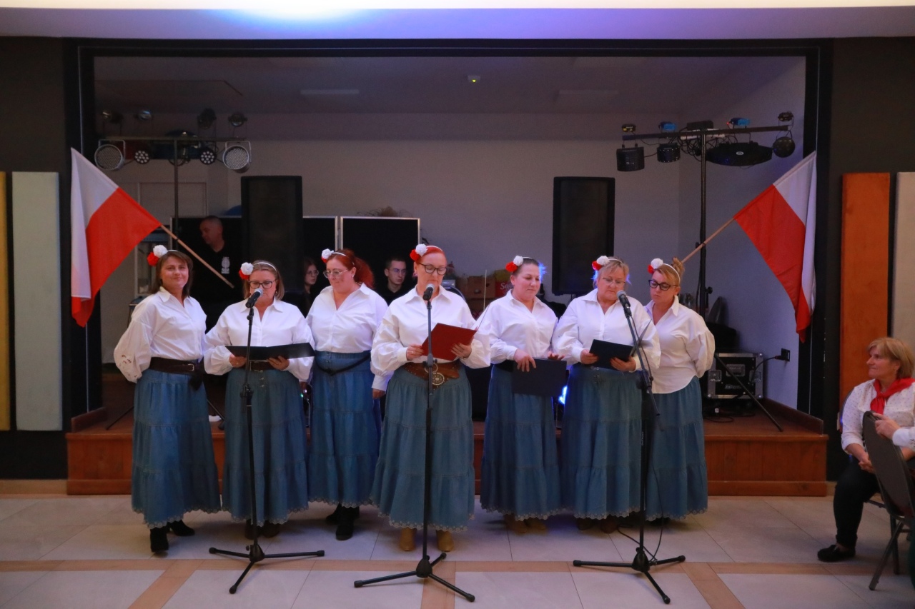 III przegląd “Patriotyzm naszego regionu w pieśniach i wierszach” [10.11.2024] - zdjęcie #8 - eOstroleka.pl