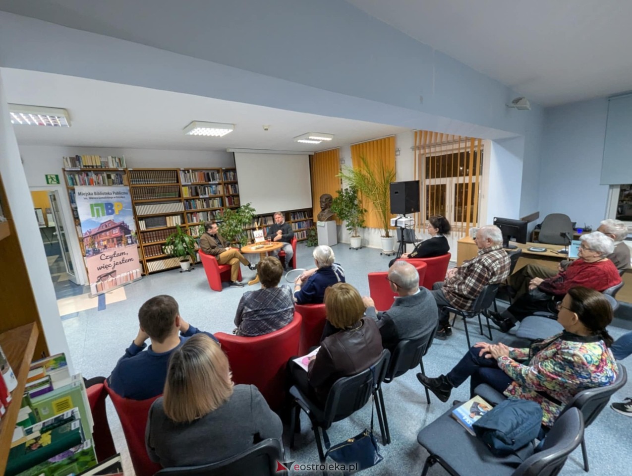 Spotkanie z Jakubem Poradą [12.11.2024] - zdjęcie #11 - eOstroleka.pl