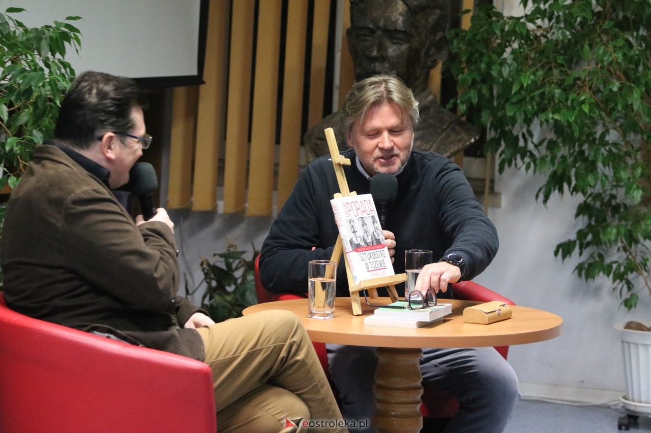 Spotkanie z Jakubem Poradą [12.11.2024] - zdjęcie #6 - eOstroleka.pl