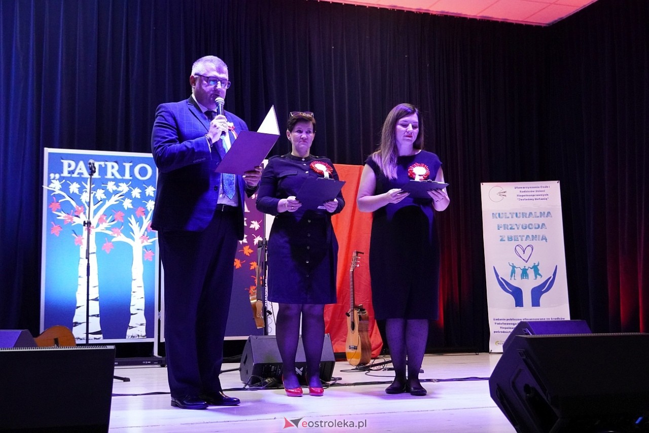 Koncert „Patriotyczne serca w wykonaniu zespołu Ferajna z Hoovera w Goworowie [12.11.2024] - zdjęcie #42 - eOstroleka.pl