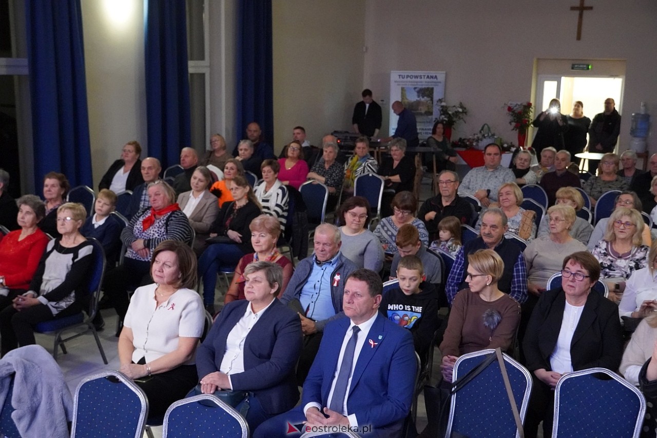 Koncert „Patriotyczne serca w wykonaniu zespołu Ferajna z Hoovera w Goworowie [12.11.2024] - zdjęcie #30 - eOstroleka.pl