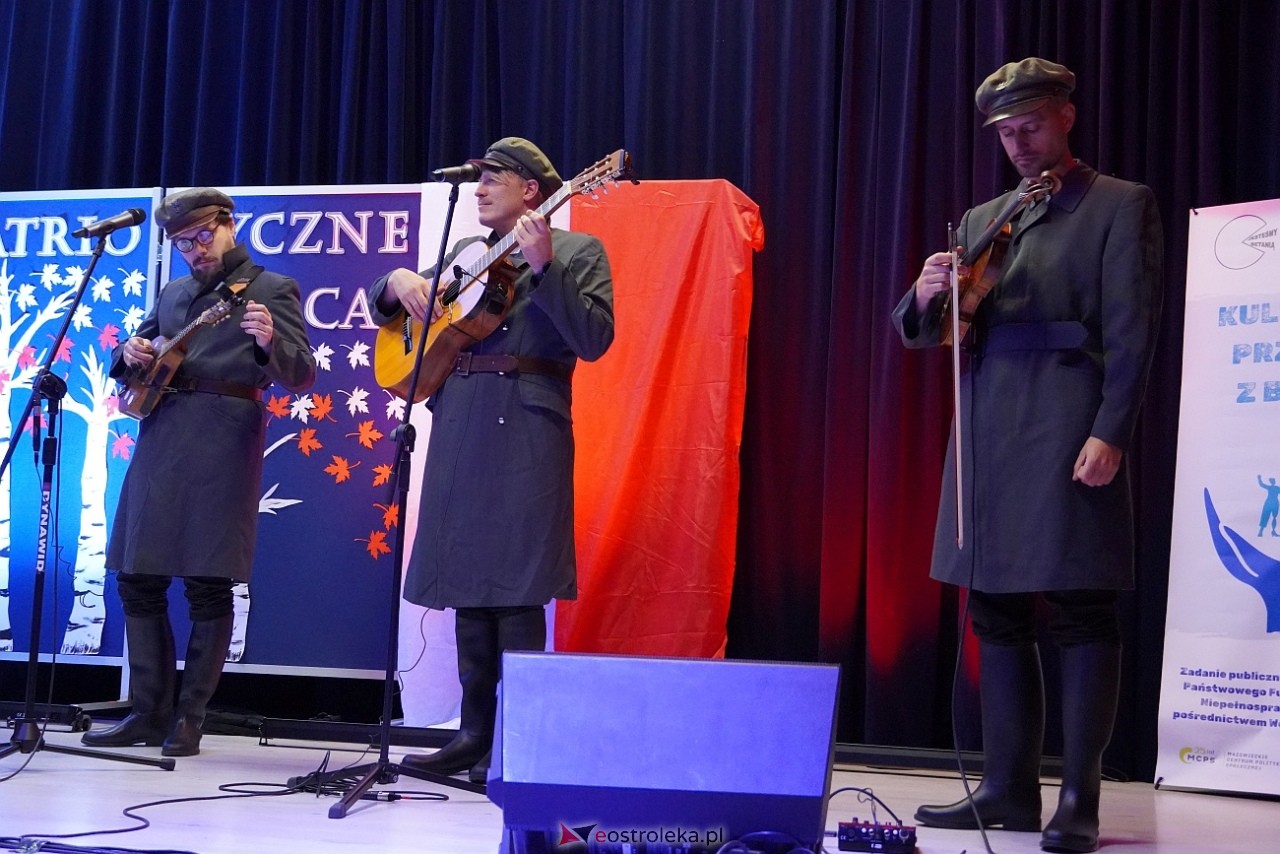 Koncert „Patriotyczne serca w wykonaniu zespołu Ferajna z Hoovera w Goworowie [12.11.2024] - zdjęcie #16 - eOstroleka.pl