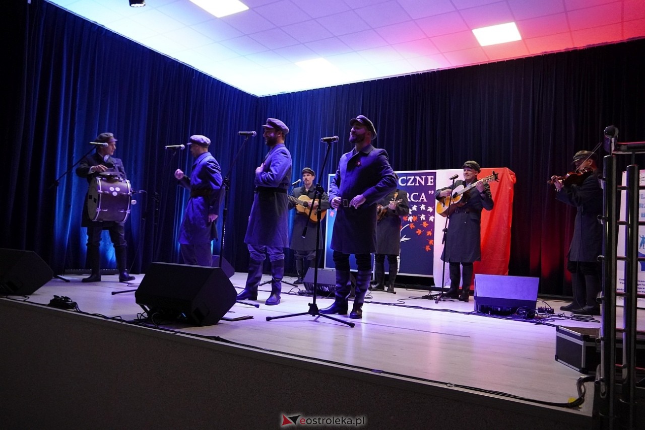 Koncert „Patriotyczne serca w wykonaniu zespołu Ferajna z Hoovera w Goworowie [12.11.2024] - zdjęcie #12 - eOstroleka.pl