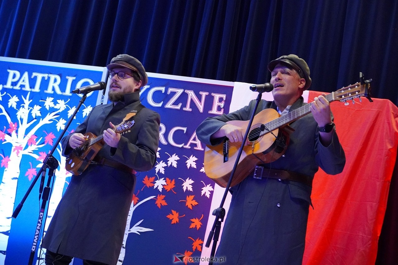 Koncert „Patriotyczne serca w wykonaniu zespołu Ferajna z Hoovera w Goworowie [12.11.2024] - zdjęcie #8 - eOstroleka.pl