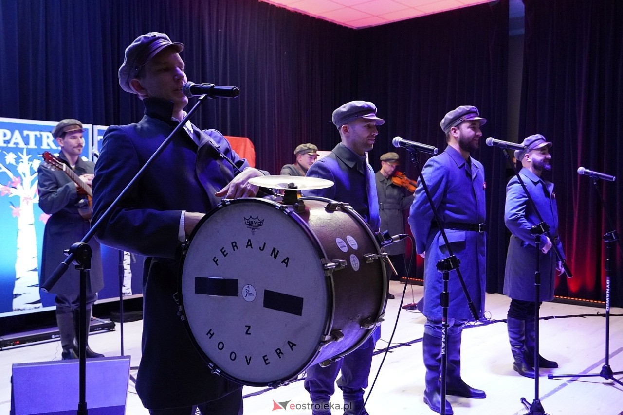 Koncert „Patriotyczne serca w wykonaniu zespołu Ferajna z Hoovera w Goworowie [12.11.2024] - zdjęcie #5 - eOstroleka.pl