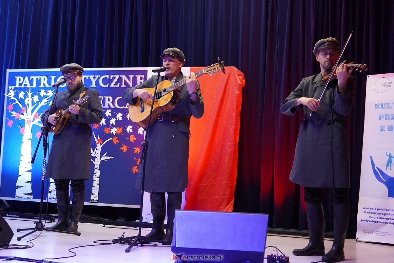 Koncert „Patriotyczne serca w wykonaniu zespołu Ferajna z Hoovera w Goworowie [12.11.2024] - zdjęcie #3 - eOstroleka.pl