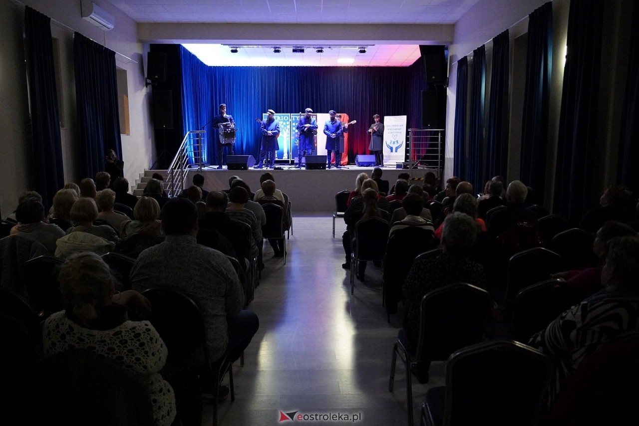 Koncert „Patriotyczne serca w wykonaniu zespołu Ferajna z Hoovera w Goworowie [12.11.2024] - zdjęcie #2 - eOstroleka.pl