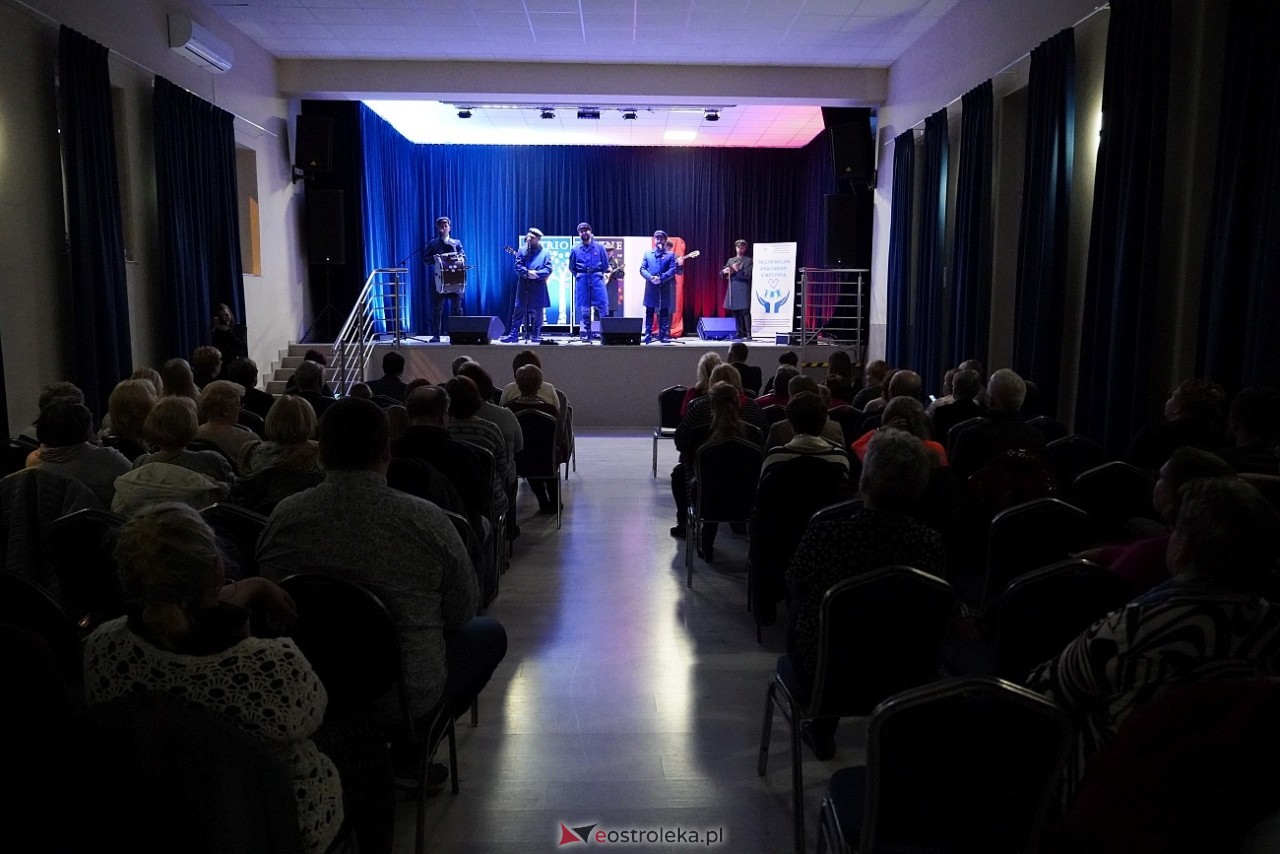 Koncert „Patriotyczne serca w wykonaniu zespołu Ferajna z Hoovera w Goworowie [12.11.2024] - zdjęcie #1 - eOstroleka.pl