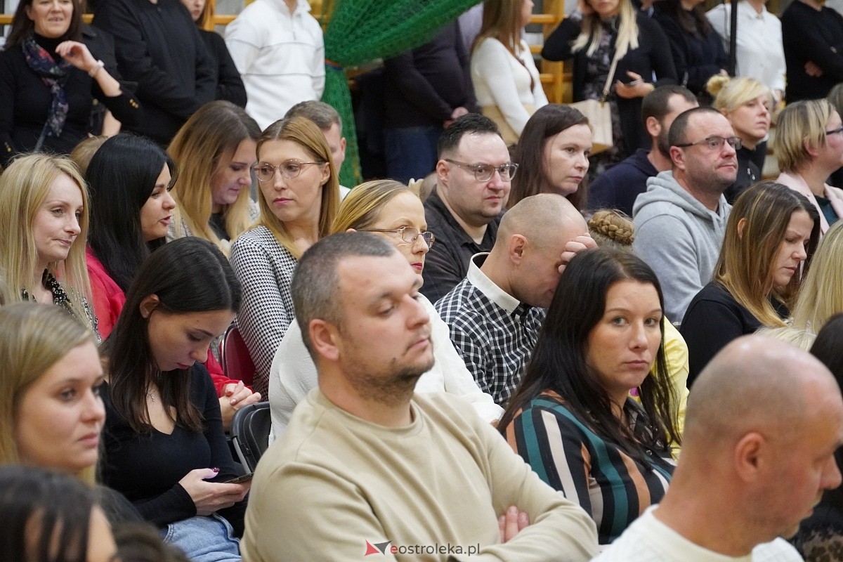 Pasowanie na ucznia w Szkole Podstawowej nr 6 w Ostrołęce [14.11.2024] - zdjęcie #109 - eOstroleka.pl